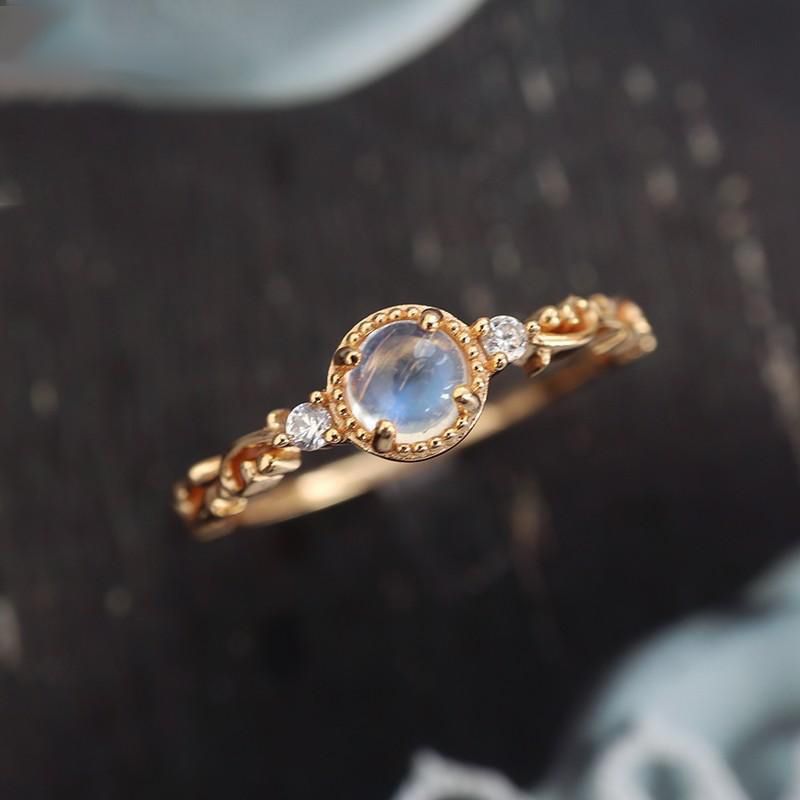 Damenring mit kunstvollem blauen Mondstein und funkelnden Zirkonia-Elementen Shop Nory