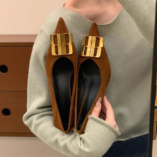 Damen Elegante spitz zulaufende Samtoptik-Kitten-Heel Pumps mit markanter Metallschließe Shop Nory