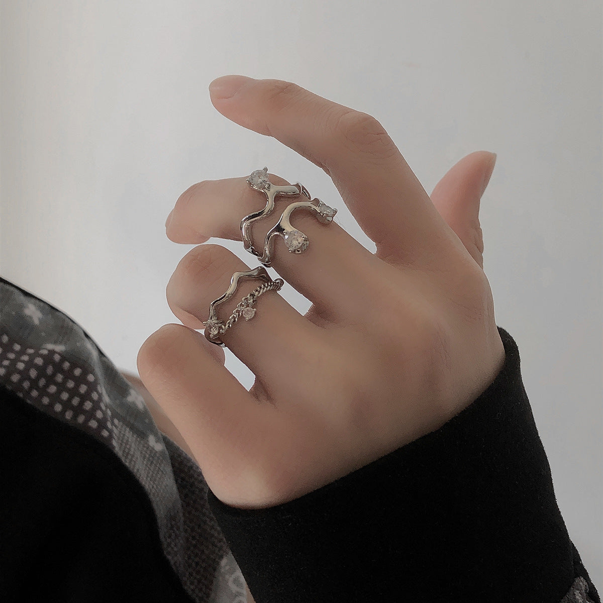 Damen Offener Ring mit elegantem Wellenmotiv und funkelnden Zirkonia Shop Nory