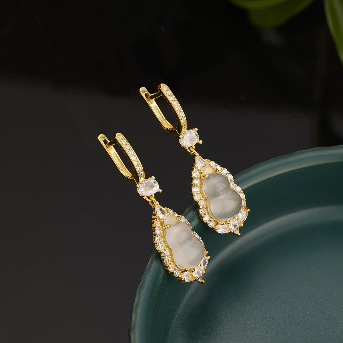 Damen elegante Ohrringe mit kunstvollem Design und funkelnden Zirkonia Shop Nory