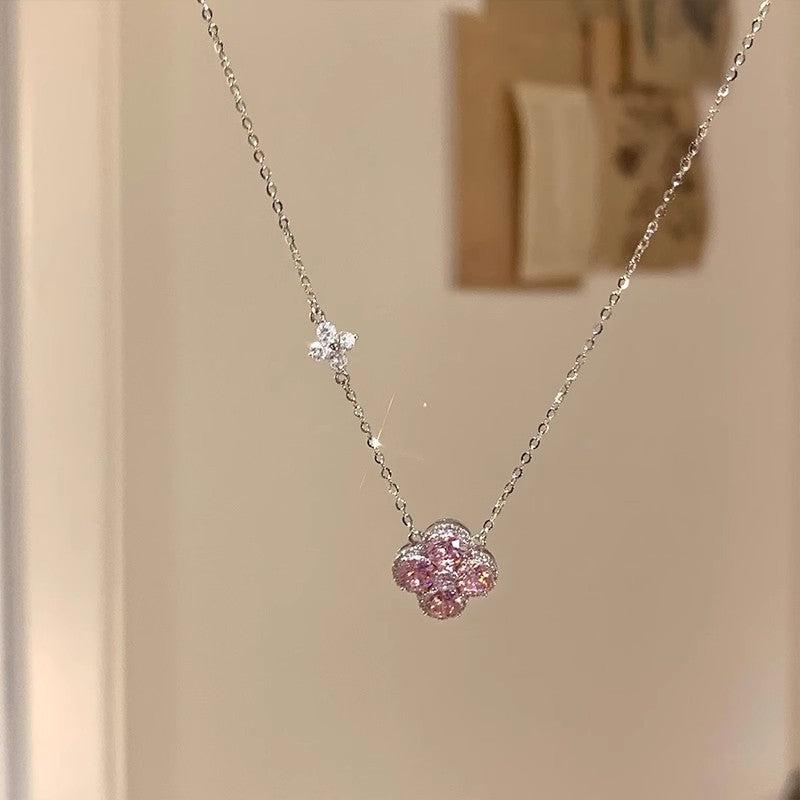 Damen Halskette mit floralem Anhänger und funkelnden Zirkonia Shop Nory