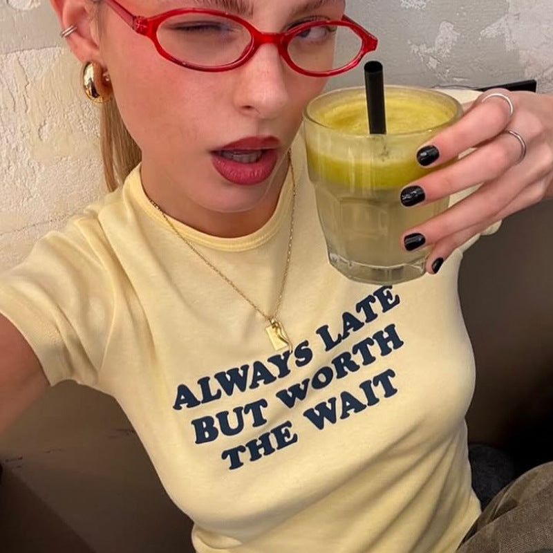Damen Kurzes Statement T-Shirt mit Rundhalsausschnitt