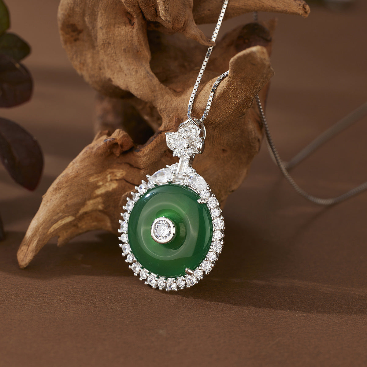 Damen Anhänger aus Jade mit funkelndem Zirkonia und Blumendesign Shop Nory