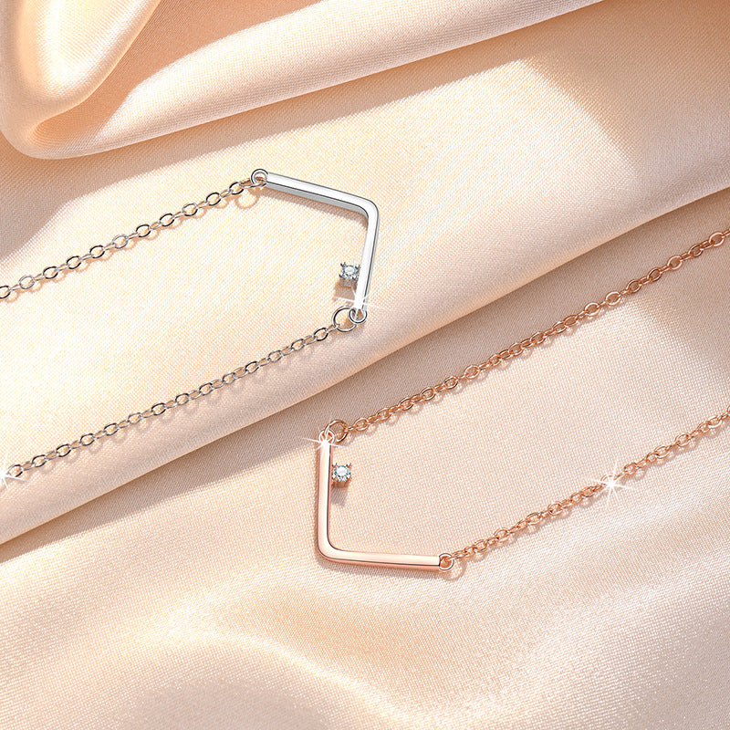 Damen Halskette mit modernem V-Design und funkelndem Zirkonia-Akzent Shop Nory