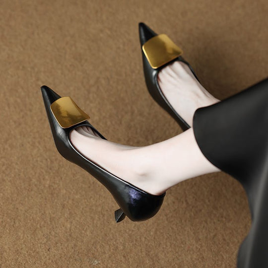 Damen Spitz zulaufende Kitten‑Heel Pumps mit dekorativer Metallapplikation Shop Nory