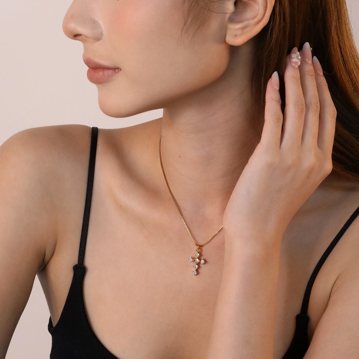 Damen Halskette mit funkelndem Kreuzanhänger aus hochwertigem Edelstahl Shop Nory