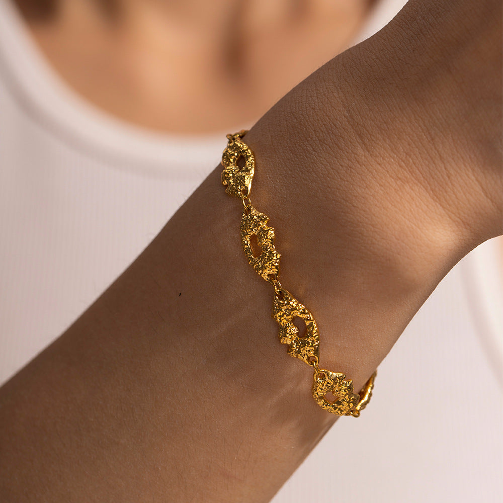 Damen Armband mit kunstvollem, asymmetrischen Design und hypoallergener Edelstahlverarbeitung Shop Nory