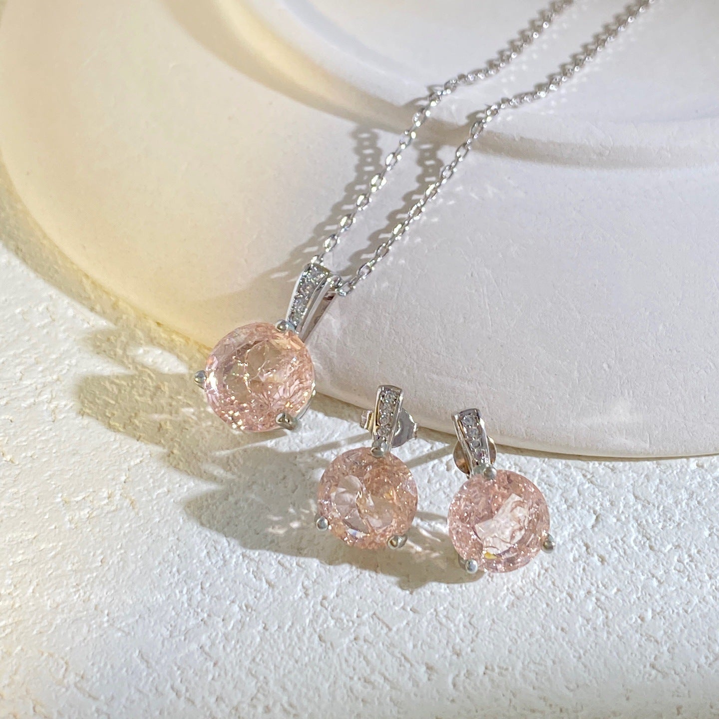 Rund facettiertes Zirkonia-Pendeln Necklace und Ohrstecker-Set mit vergoldeter Krappenfassung und Pavé-Bail