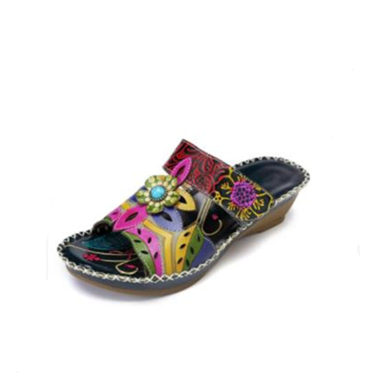 Damen Keil‑Pantolette mit Blumendekor und handgefertigten Lederapplikationen Shop Nory