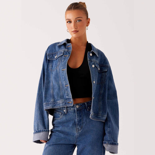 Damen trendige Denimjacke im lässigen Schnitt mit aufgesetzten Taschen und Knopfdetails