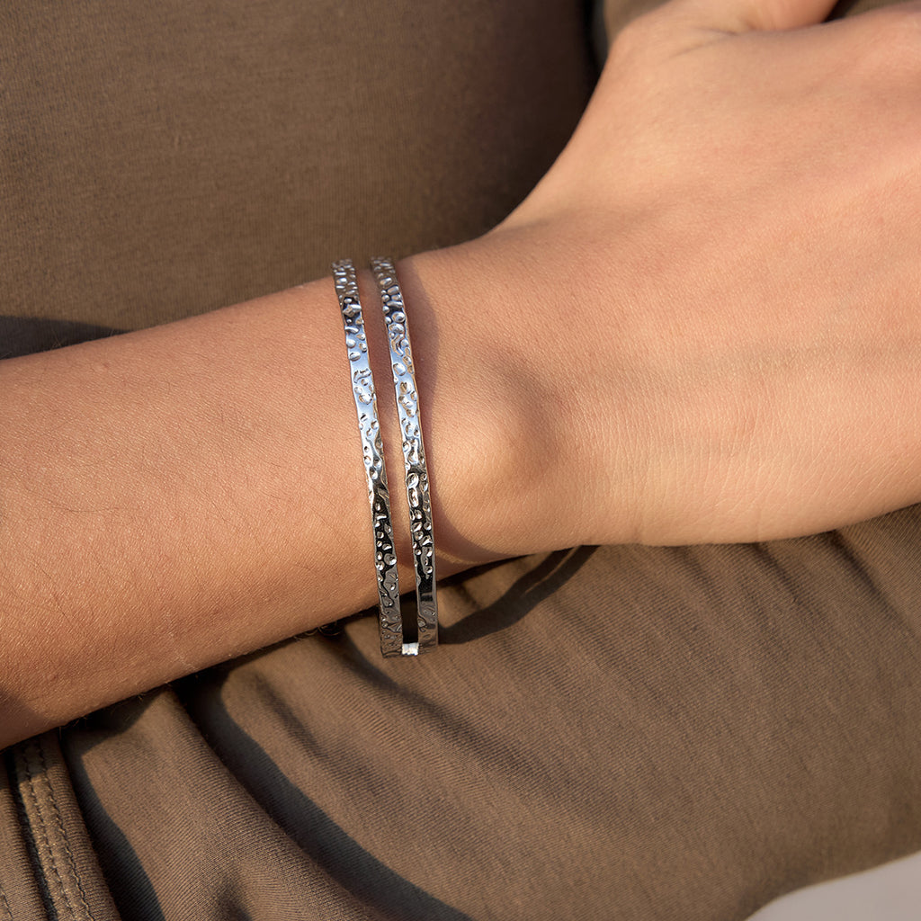 Damen Offenes Armreif mit elegantem, strukturiertem Design aus hypoallergenem Edelstahl Shop Nory