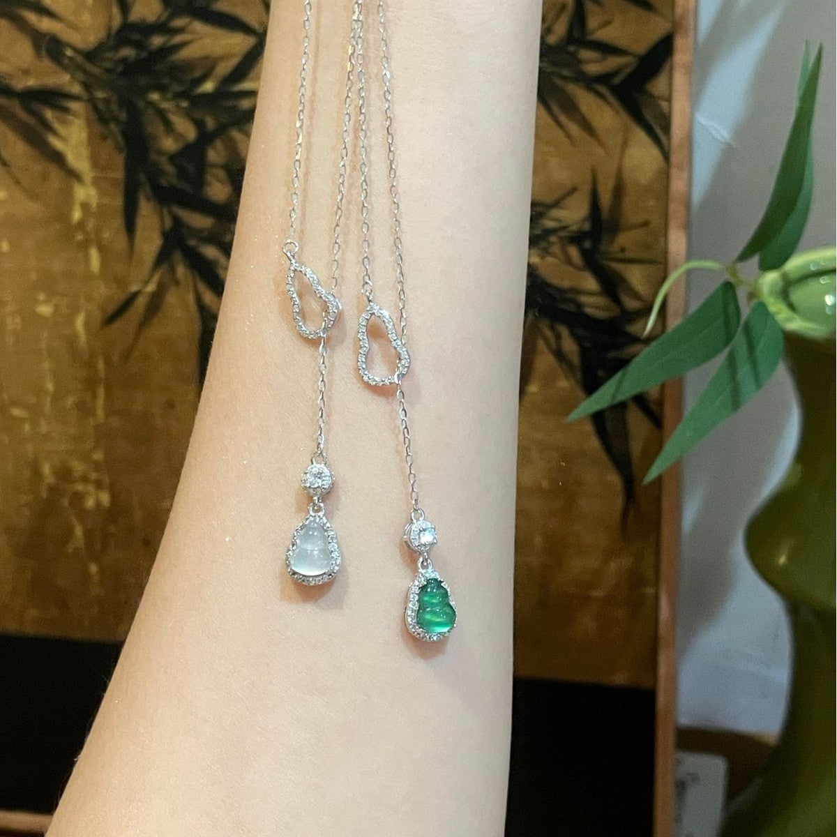 Damen Halskette mit tropfenförmigem Anhänger und funkelnden Zirkonia-Elementen Shop Nory