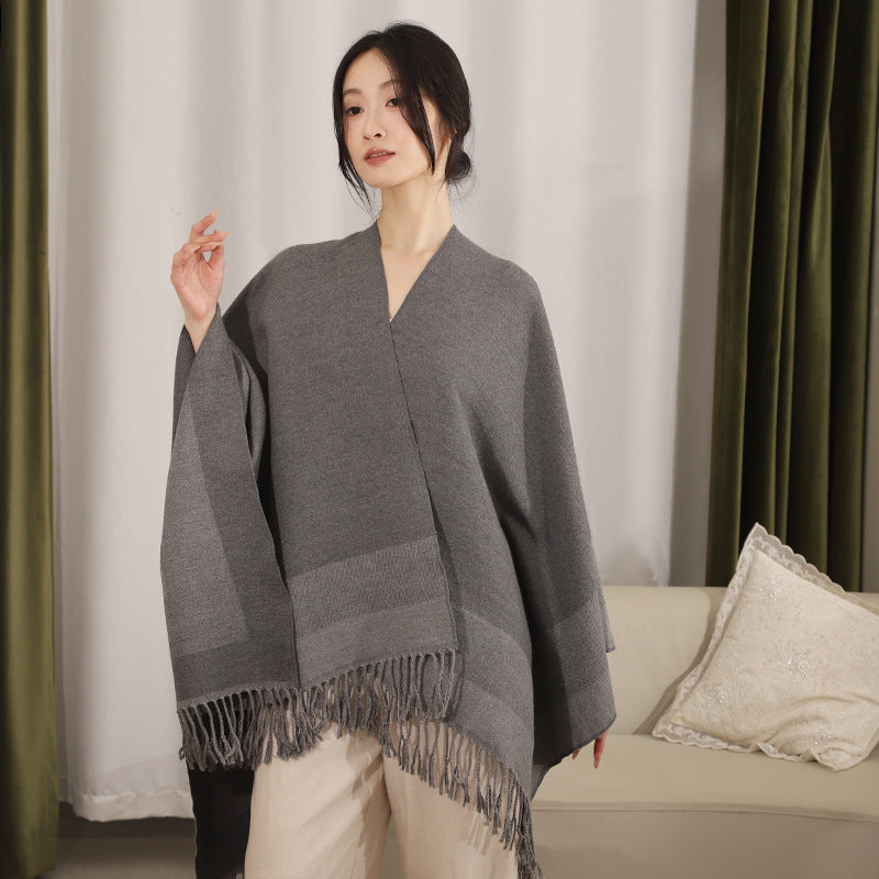 Damen Rechteckiger Wollmix‑Poncho mit offener Front, feiner Kettelnaht und Fransensaum Shop Nory