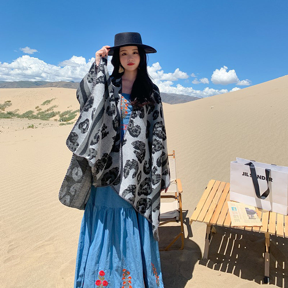 Damen Oversize‑Poncho im Strick‑Wollmix mit Leo‑Jacquard und V‑Ausschnitt Shop Nory