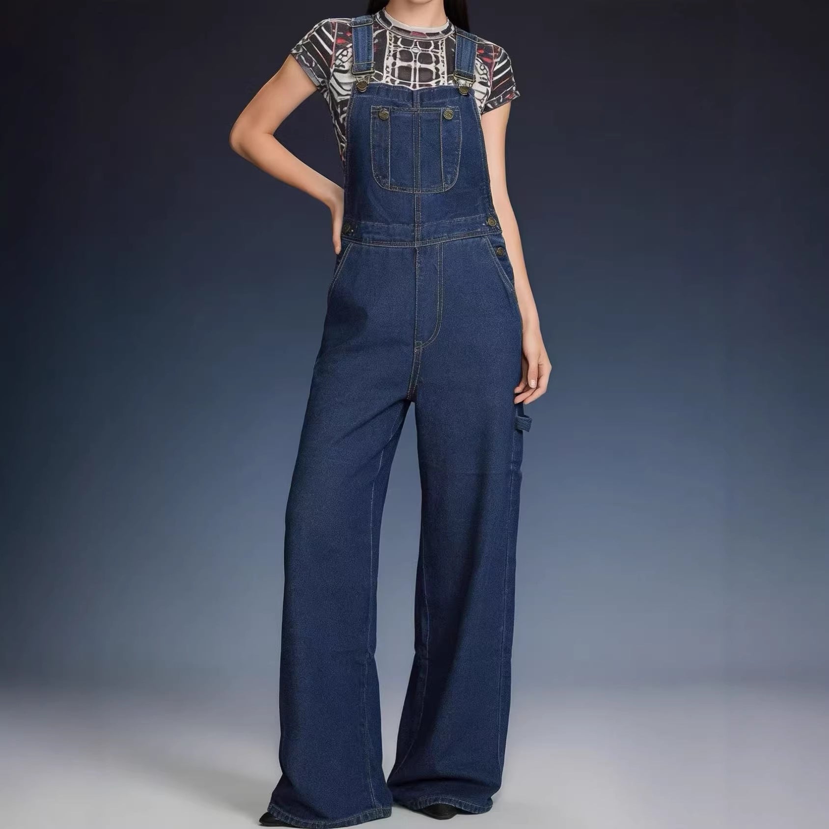 Damen Latzhose im lässigen oversized Schnitt mit funktionalen Seitentaschen