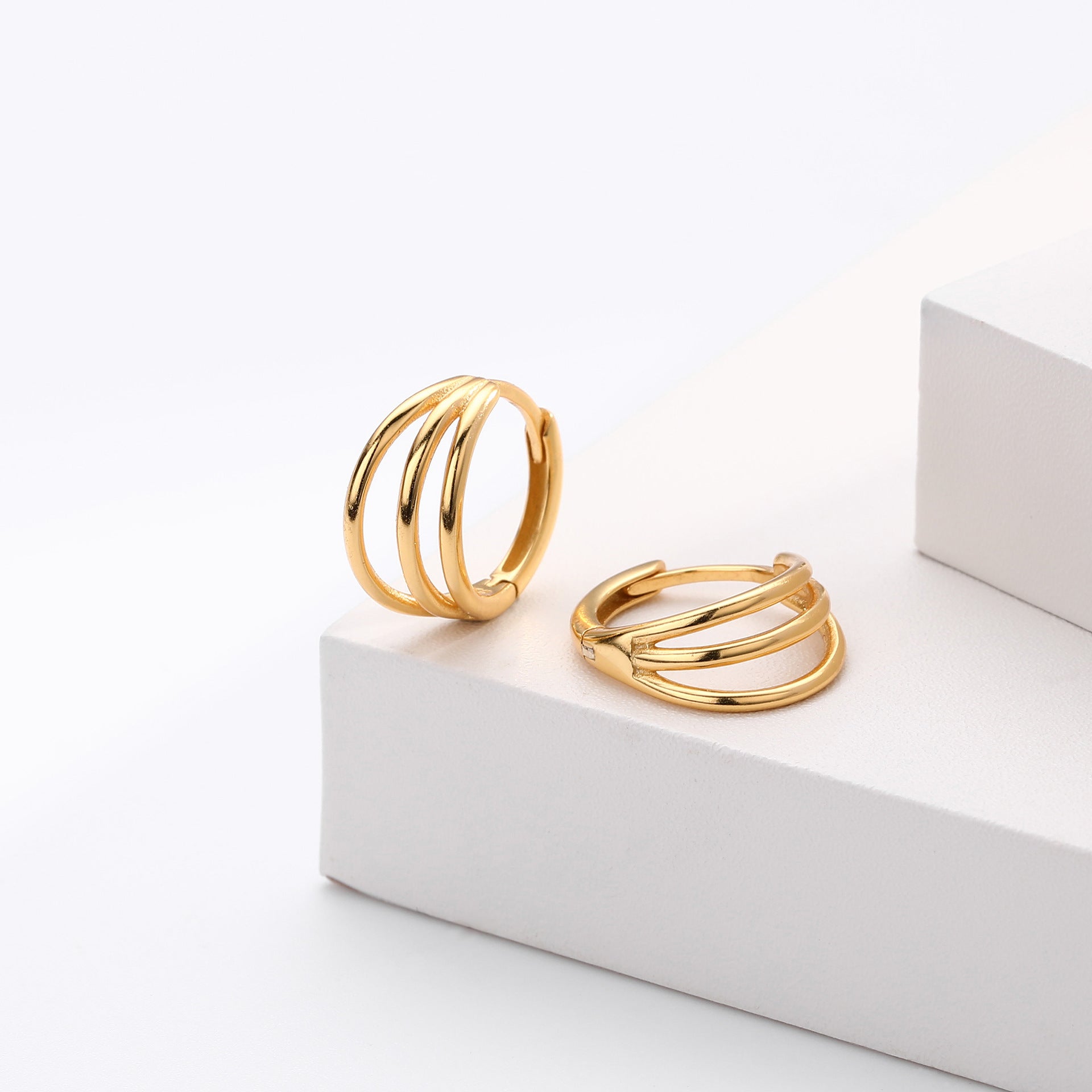 Damen Ohrringe mit elegantem geschwungenem Design aus hochwertigem 925 Sterlingsilber Shop Nory