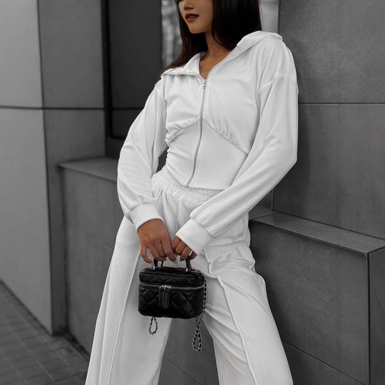 Damen kurzes Kapuzen-Cropped Zip-Sweatshirt mit tailliertem Brustsaum und weiter Velours-Loungehose mit elastischem Bund Shop Nory