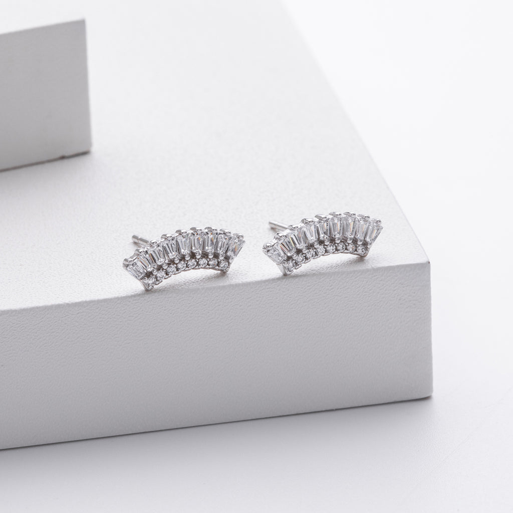 Damen Ohrstecker mit extravagantem, geschwungenem Design und funkelnden Zirkon-Elementen Shop Nory
