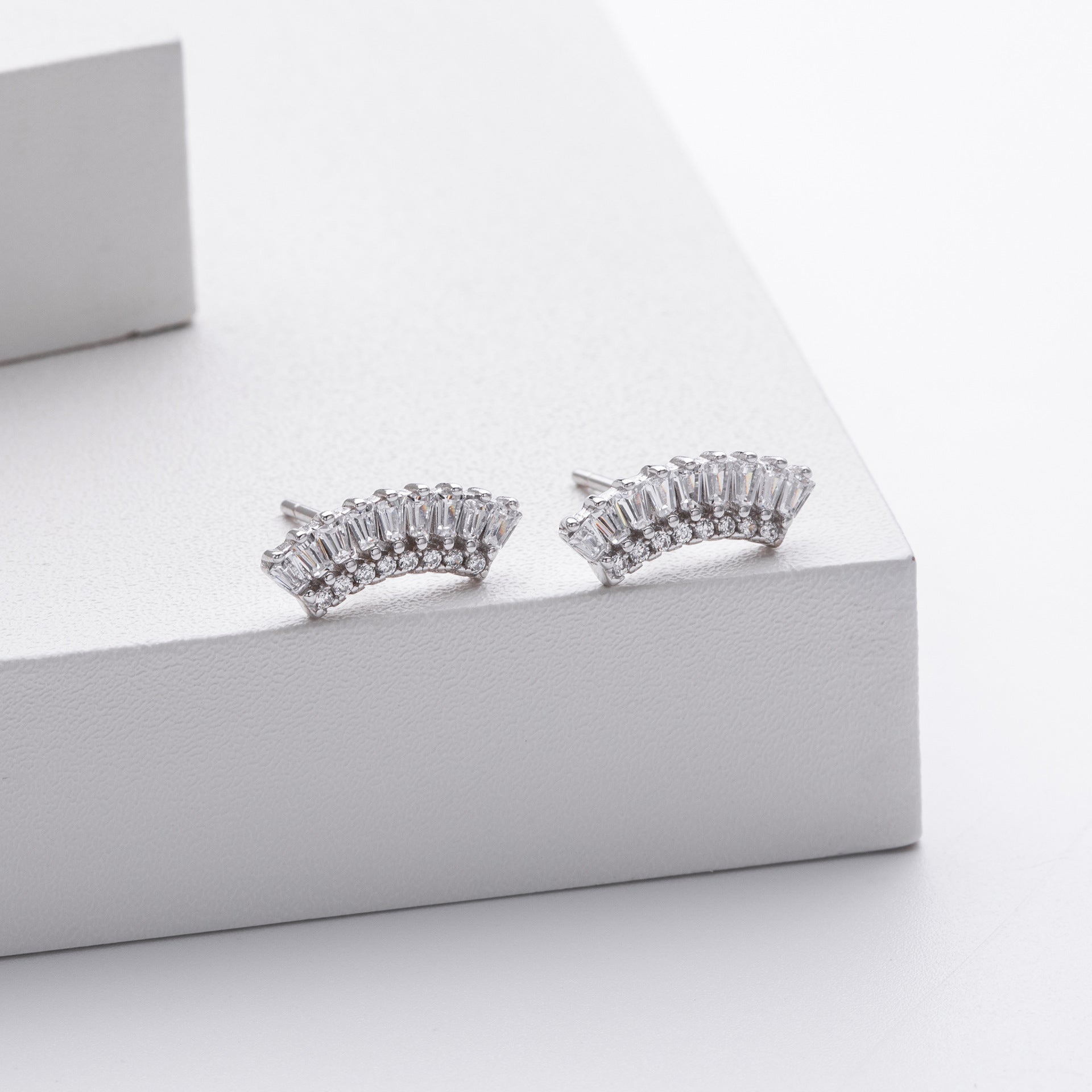 Damen Ohrstecker mit extravagantem, geschwungenem Design und funkelnden Zirkon-Elementen Shop Nory