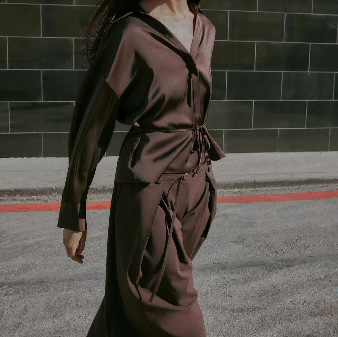 Damen Satinbluse mit Tunnelzugtaillierung, weitem Hemdkragen und breiten Manschetten Shop Nory