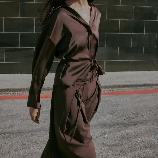 Damen Satinbluse mit Tunnelzugtaillierung, weitem Hemdkragen und breiten Manschetten Shop Nory
