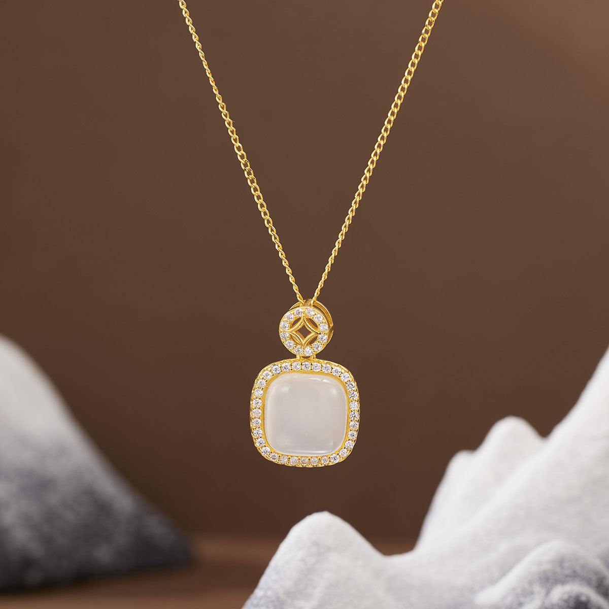 Damen moderne Halskette mit elegantem quadratischem Anhänger und funkelnden Zirkonia Shop Nory