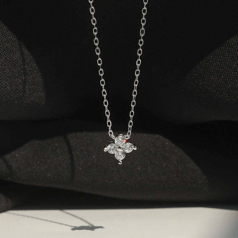 Damen Halskette mit funkelndem Blumenanhänger und feiner Verarbeitung Shop Nory