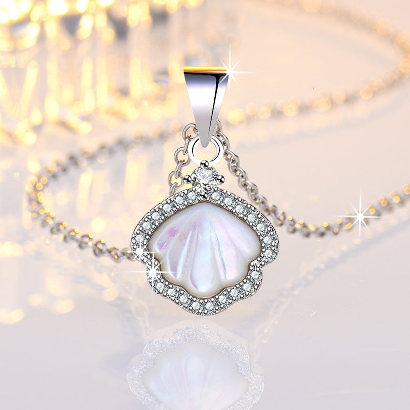 Damen Halskette mit muschelförmigem Anhänger und funkelndem Zirkonia-Besatz Shop Nory