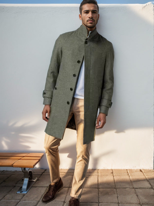 Herren klassischer Trenchcoat mit stilvollem Gürtel und doppelter Knopfreihe