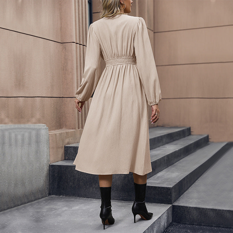 Damen Midi-Kleid mit V-Ausschnitt, Taillenpassé, Knopfleiste und Plissee-Struktur Shop Nory