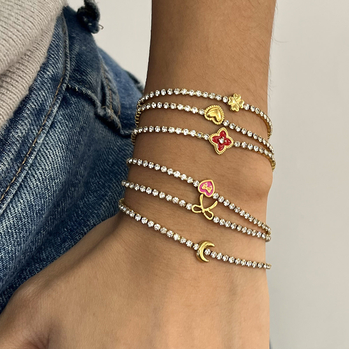 Damen Armband mit funkelndem Herzanhänger aus hypoallergenem Edelstahl Shop Nory