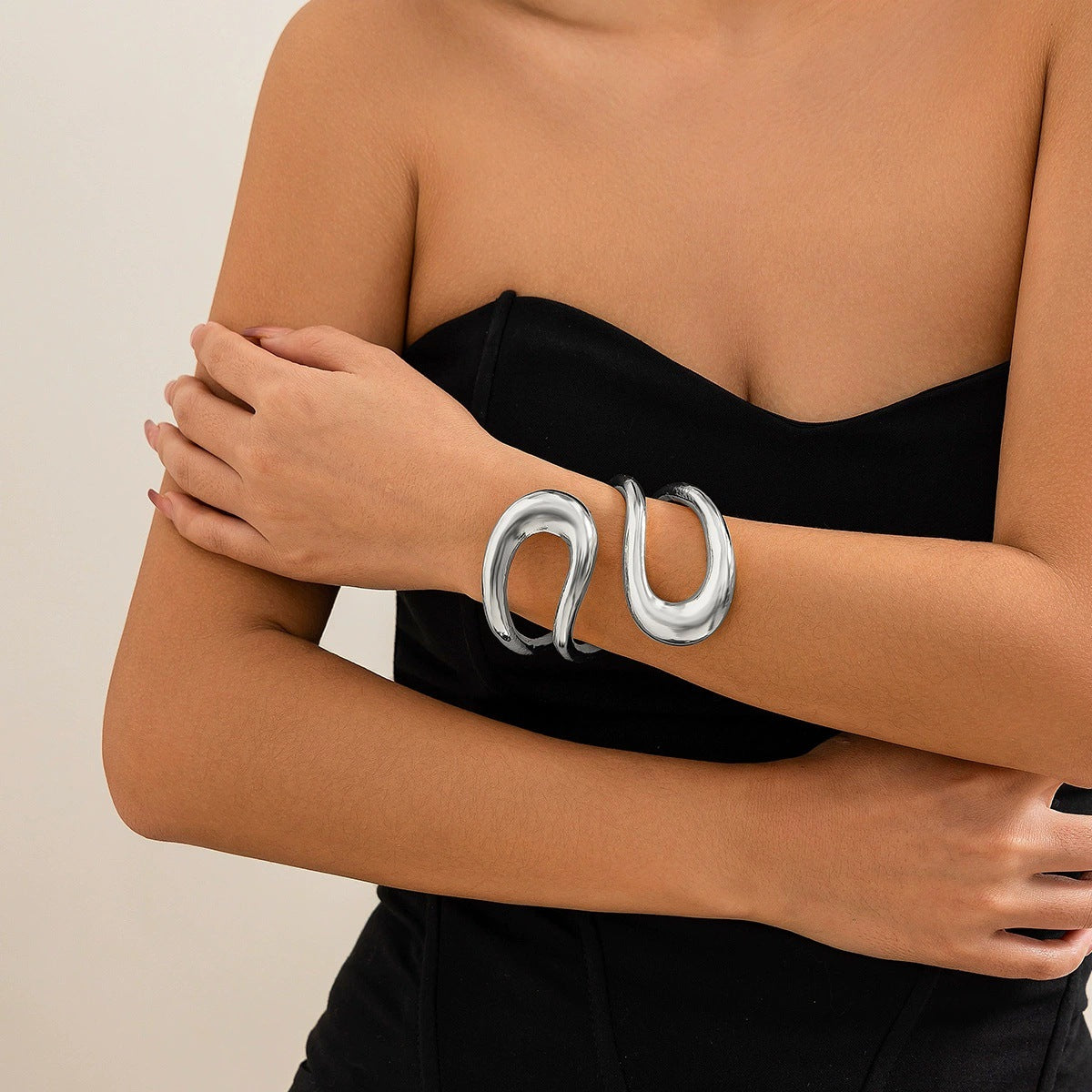 Damen Armreif mit elegantem, geschwungenem Design Shop Nory