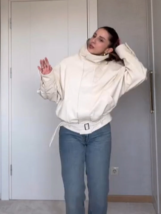 Damen Oversize Kurzjacke mit hohem Stehkragen, wattierter Silhouette und taillierbarem Gürtel Shop Nory