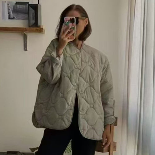 Damen Oversize-Steppjacke ohne Kragen mit Druckknopfverschluss und abgerundetem Saum Shop Nory