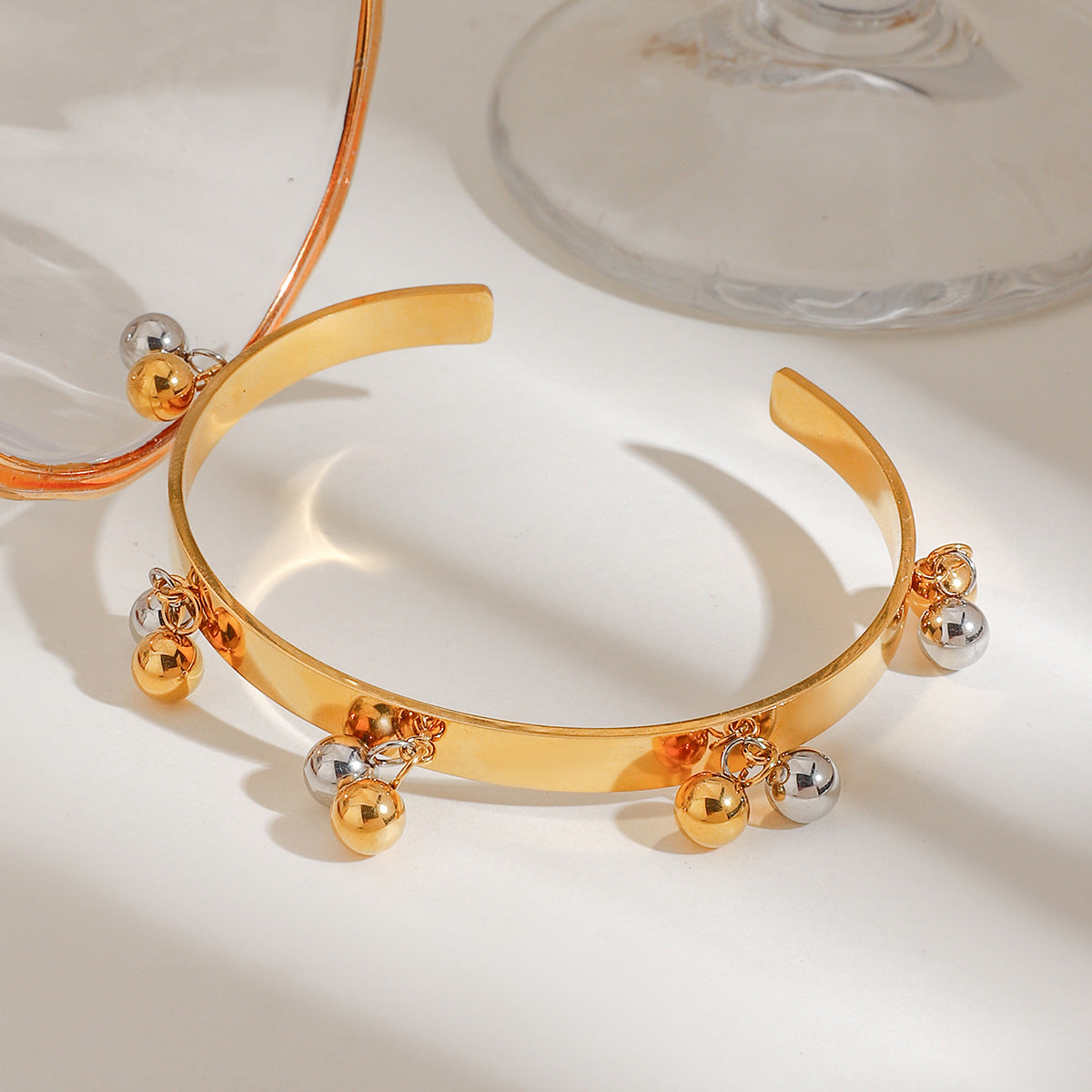 Damen Armreif mit eleganten Kugelanhängern aus hypoallergenem Edelstahl Shop Nory