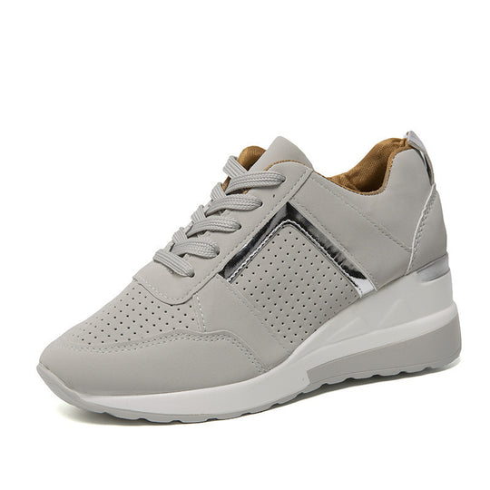 Damen Keil-Sneaker mit perforiertem Obermaterial, gepolstertem Fußbett und dezentem Metallic-Detail Shop Nory