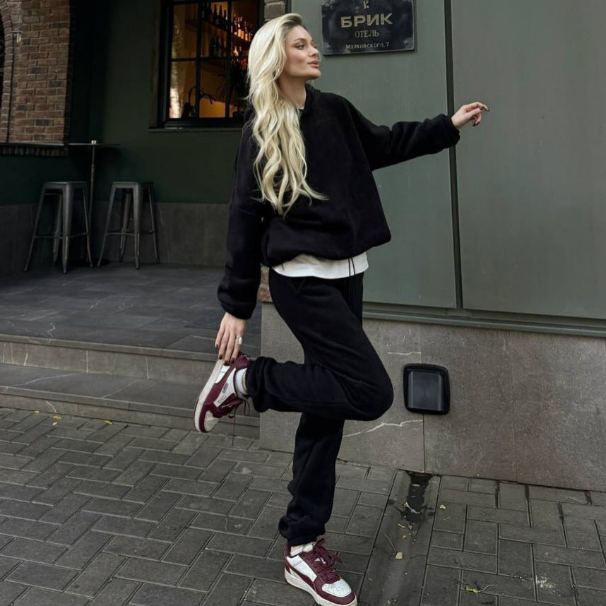 Damen kuscheliges Sweat-Set mit extralangem Kapuzenpullover, verdeckter Kängurutasche und schmal zulaufender Bündchenhose Shop Nory