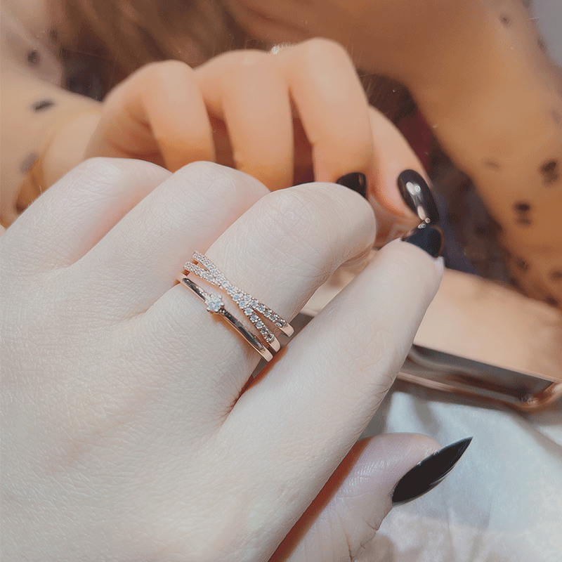 Damen Offener Ring mit funkelnden Zirkonia-Elementen und kunstvollem Design Shop Nory