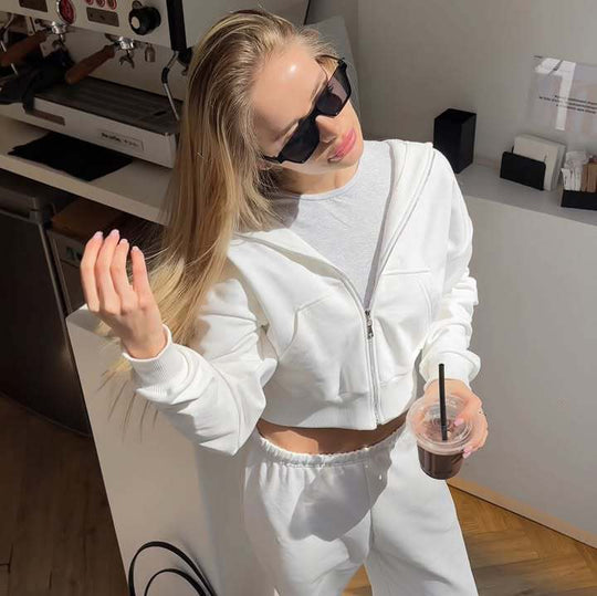 Damen kurzes Reißverschluss-Hoodie mit Kängurutasche und gerader High-Waist-Jogginghose Shop Nory