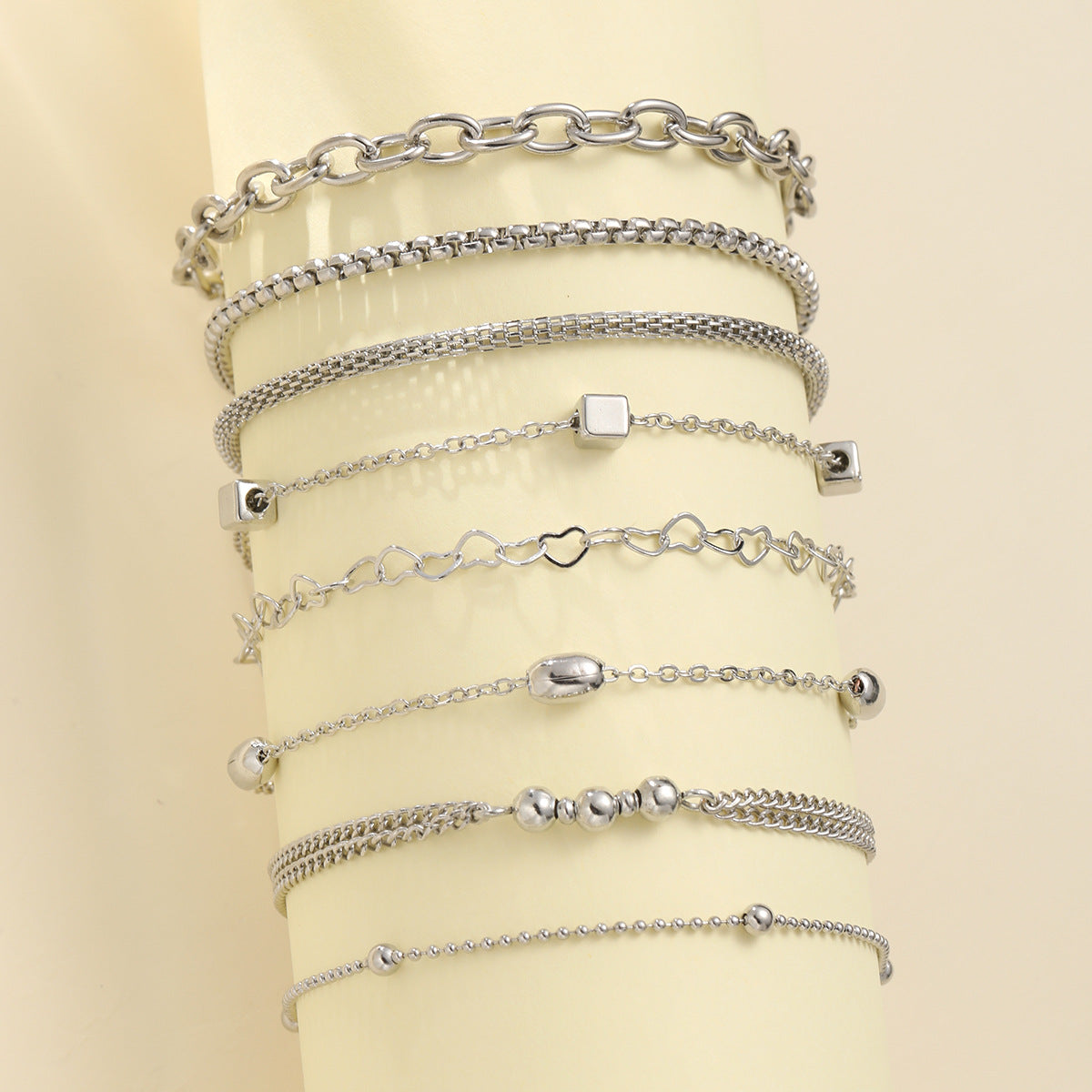 Damen Armband-Set mit feinen, geschmackvollen Ketten und eleganten Anhängern Shop Nory