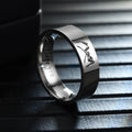 Herren Ring mit eingraviertem Liebessymbol und glänzender Oberflächenstruktur Shop Nory