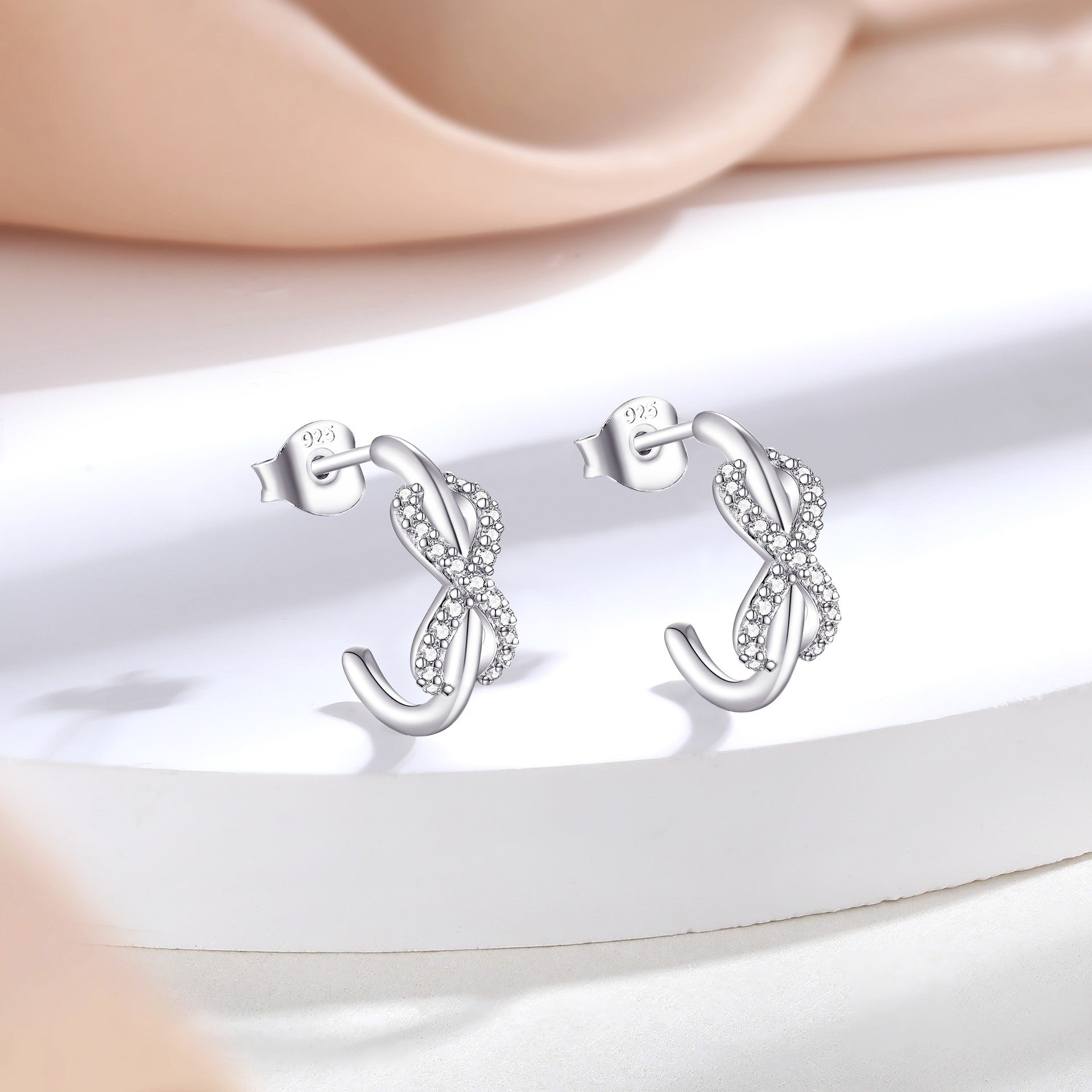 Damen-Ohrstecker im eleganten Unendlichkeit-Design mit funkelnden Zirkonia Shop Nory