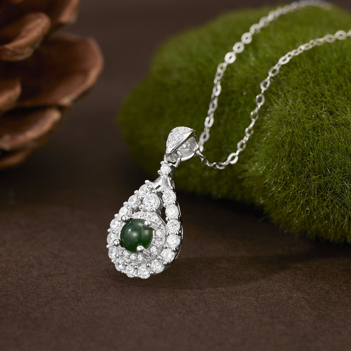 Damen exquisite Halskette mit grünem Jade-Anhänger und funkelnden Kristallen Shop Nory