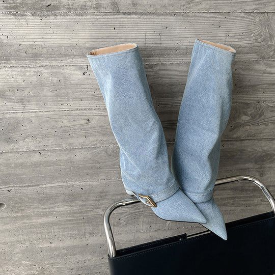 Damen Schafthohe Slouch‑Stiefel mit spitzer Zehenform, schmalem Absatz und Zierschnallenmanschette Shop Nory