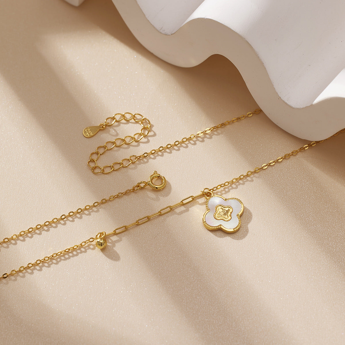 Damen filigrane Halskette mit blütenförmigem Anhänger und hochwertigem Goldbesatz Shop Nory