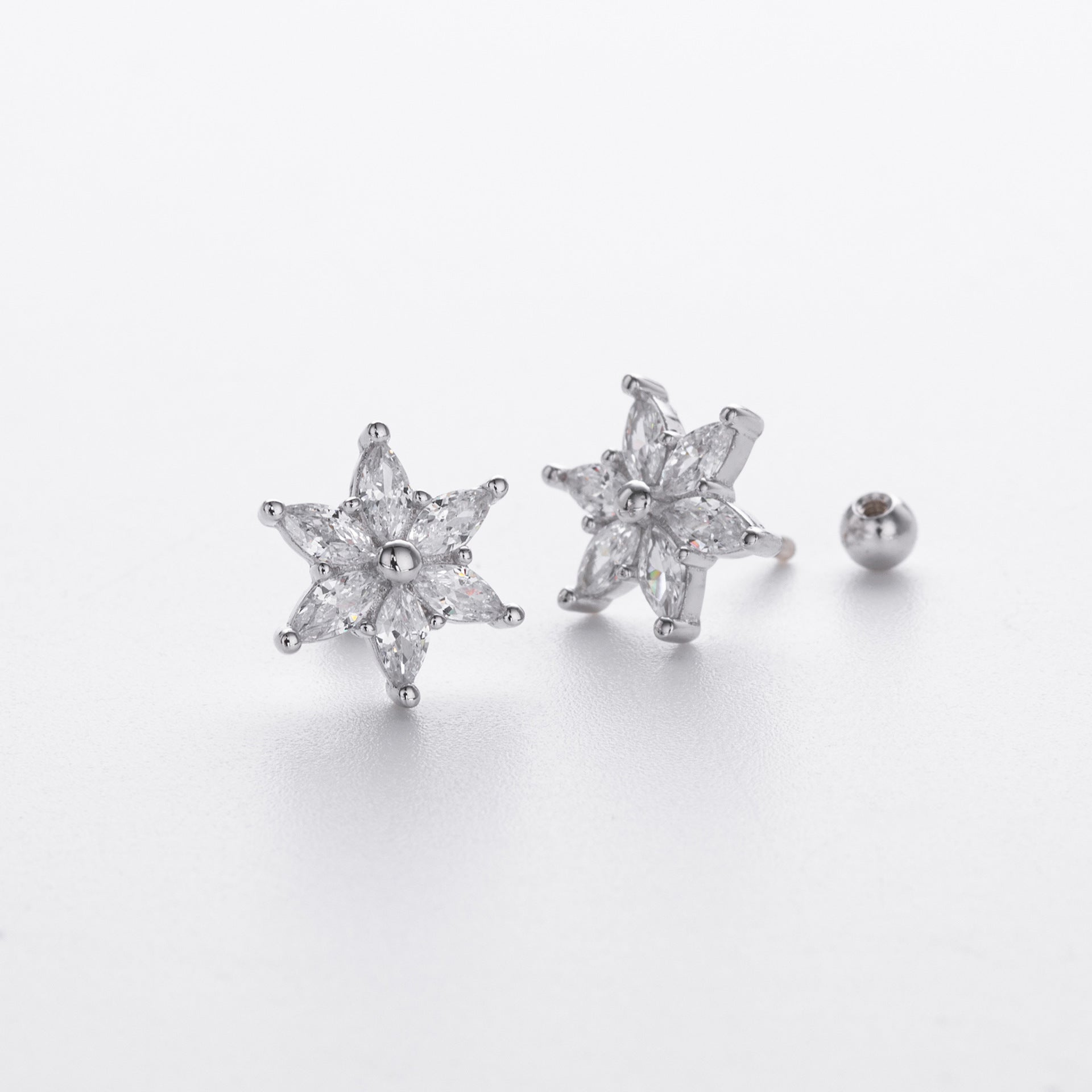 Damen Ohrstecker mit funkelndem Blumenmotiv aus hochwertigem 925 Sterling Silber Shop Nory
