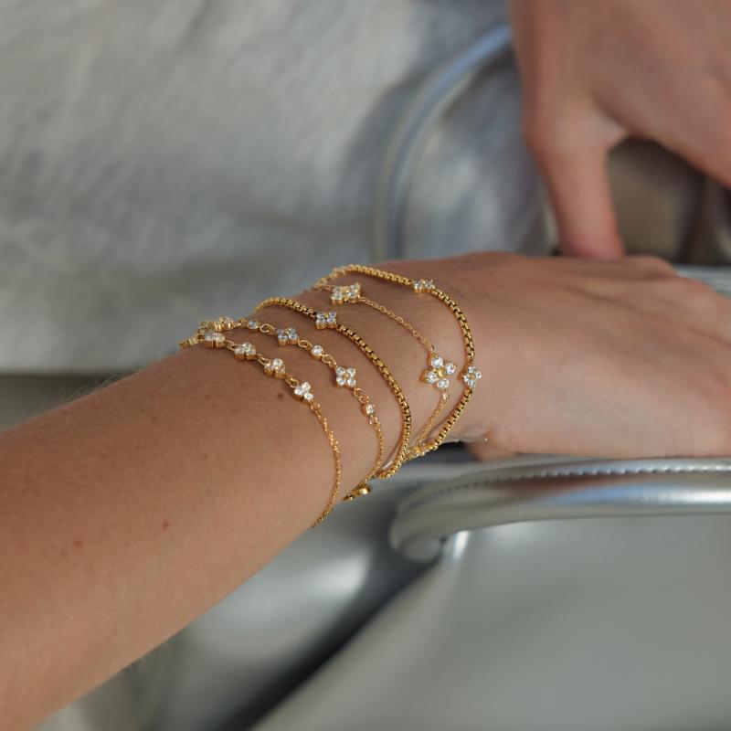 Damen Armkette mit funkelnden Zirkonia und floralem Design Shop Nory