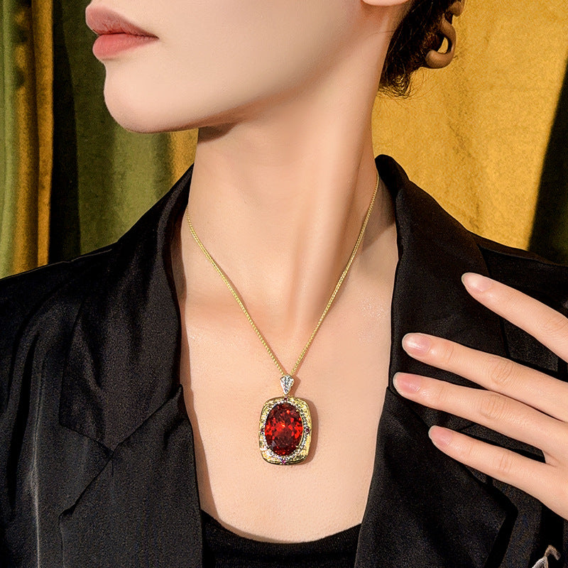 Luxuriöse ovale Amethyst-Anhänger mit Rubinelementen und Diamant-Halo-Goldkette