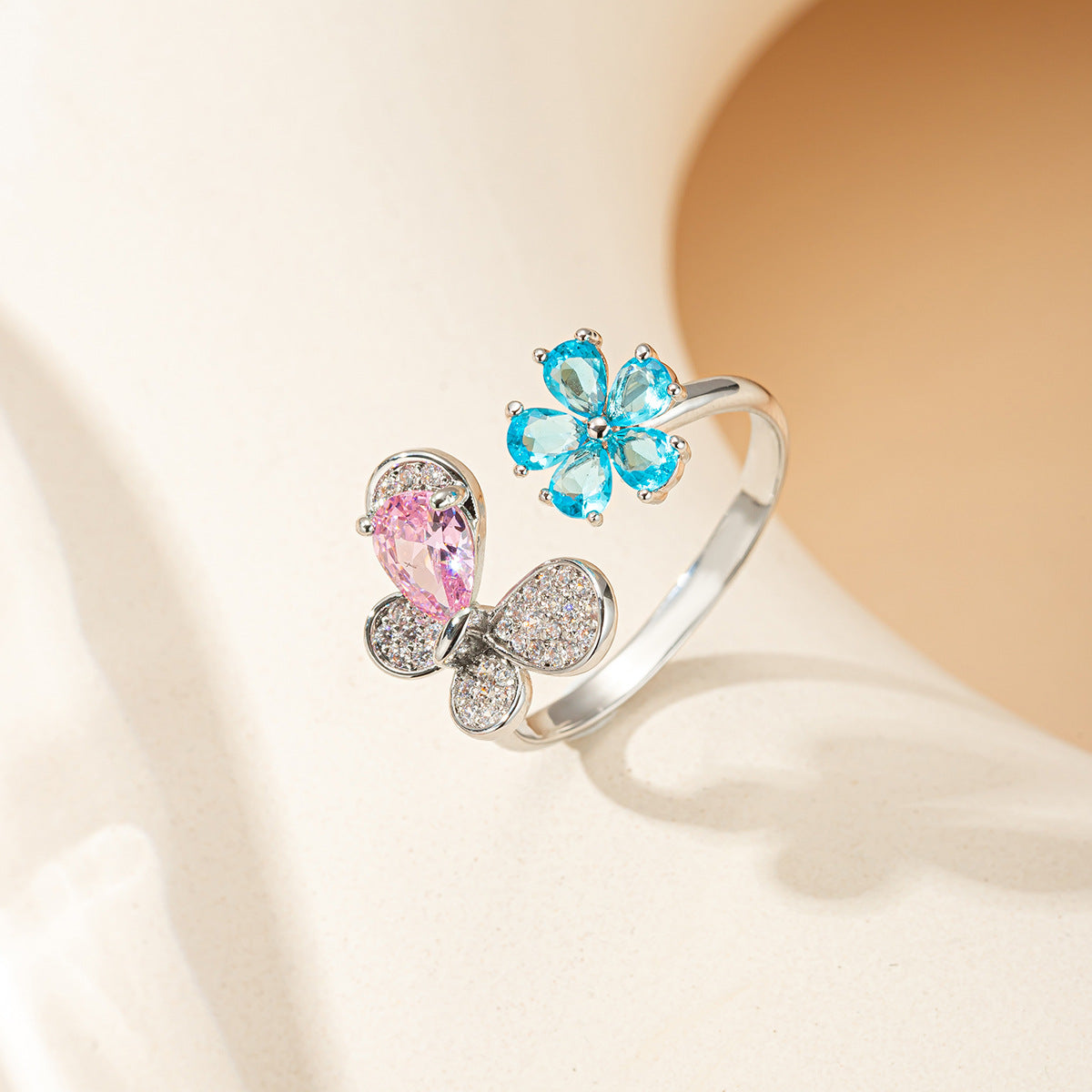 Damen eleganter und glitzernder Ring mit Schmetterlings- und Blumenmotiv Shop Nory