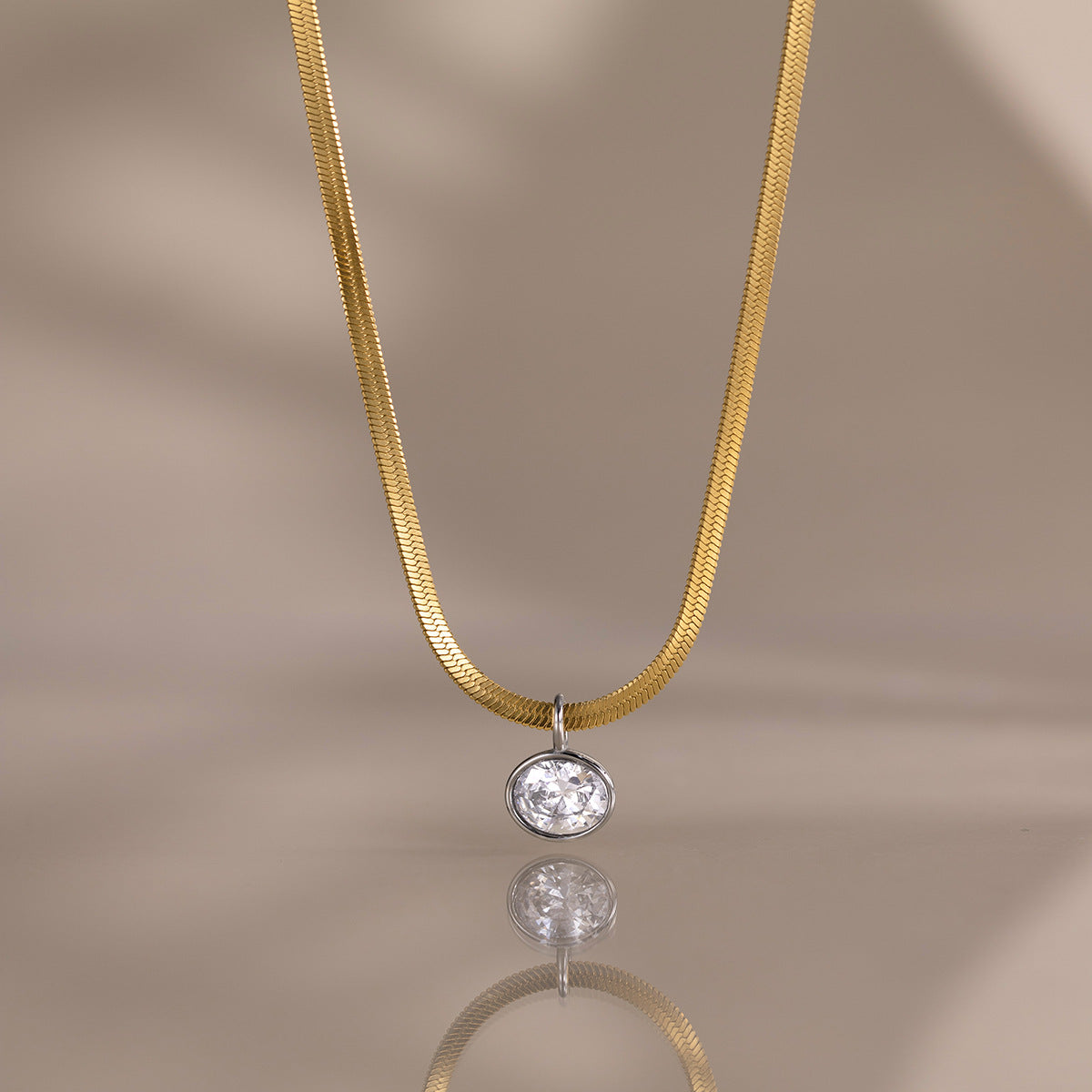 Damen Halskette mit funkelndem Kristallanhänger und langlebigem Edelstahl Shop Nory